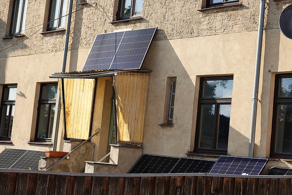 Facade-mounted solar panels on a residential building in Wesenberg, Germany