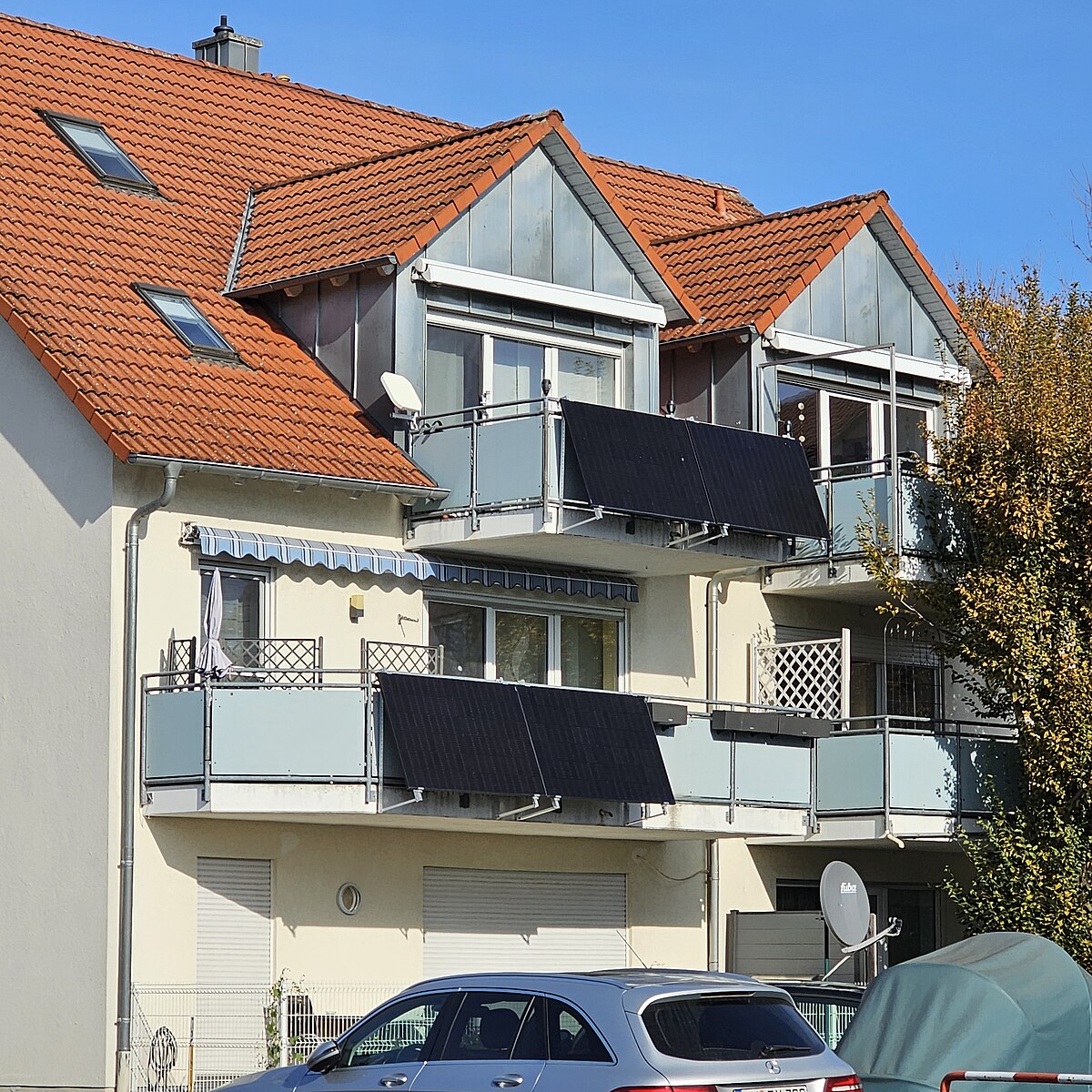 Balcony solar kit installed on a German apartment balcony railing